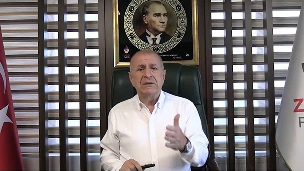 Tepkilerin odağında olan &Uuml;mit &Ouml;zdağ 'sosyal medya'dan itidal &ccedil;ağrısı yaptı
