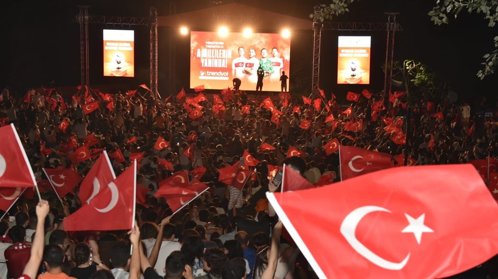 Milli heyecan Beşiktaş’ta Sanatçılar Parkı’nda yaşadı!