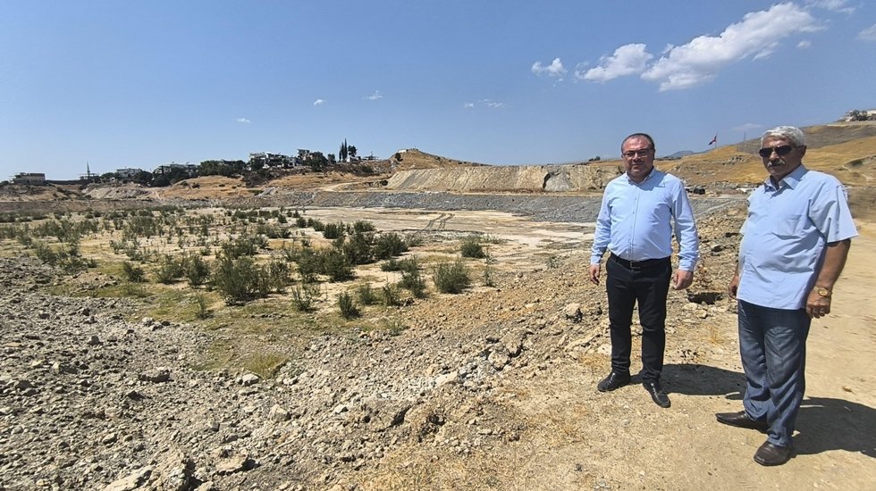 Adliye binası yapılacak denilen arazide otlar bitmiş&hellip;