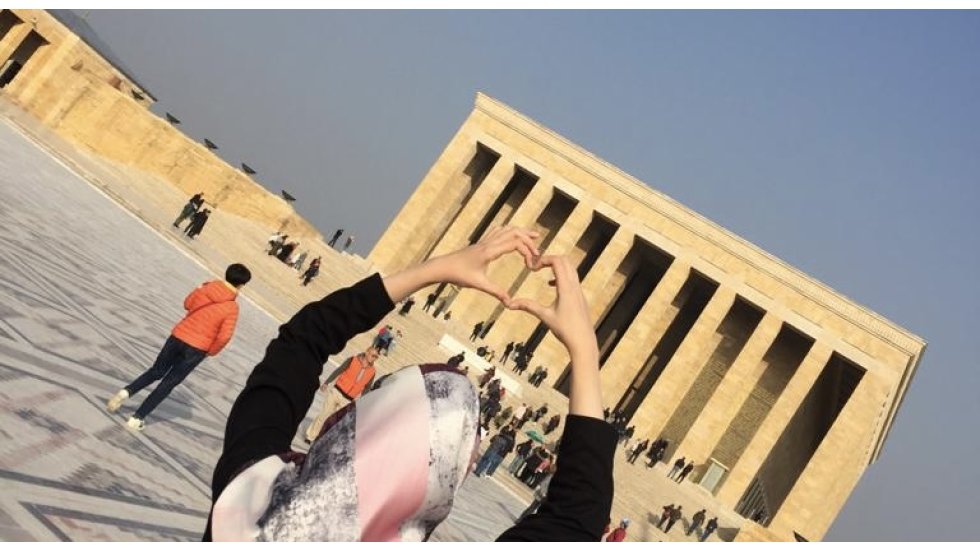 Akit TV programcısı baş&ouml;rt&uuml;l&uuml; kadınları hedef g&ouml;sterdi: &ldquo;Ş&uuml;k&uuml;r i&ccedil;in Anıtkabir&rsquo;i se&ccedil;iyorlar&rdquo;