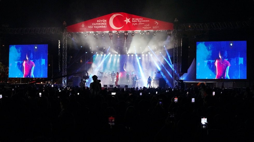 Beylikdüzü’nde 30 Ağustos Coşkusu Zeynep Bastık’la yaşandı