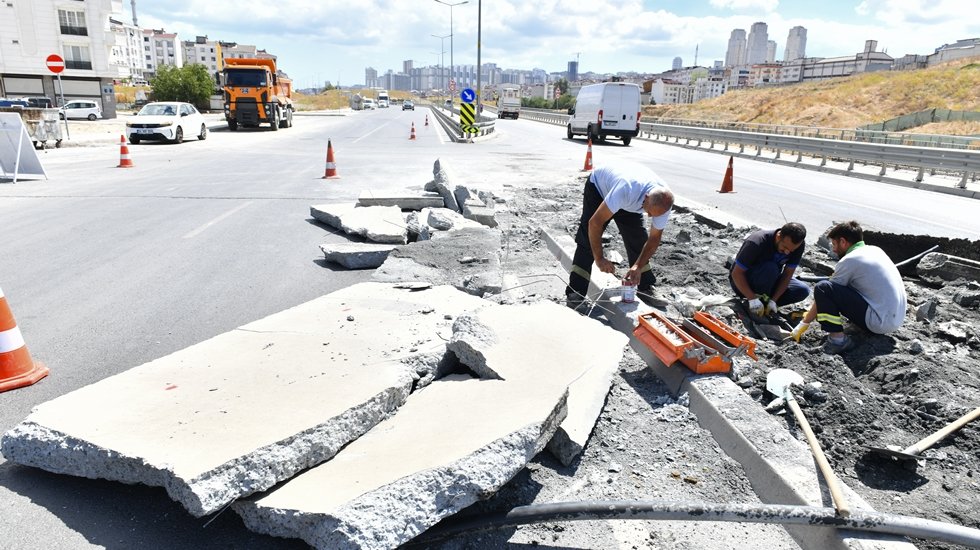 Esenyurt’ta trafiğin yoğun olduğu noktalarda güvenli trafik akışı için çalışmalar başlatıldı...