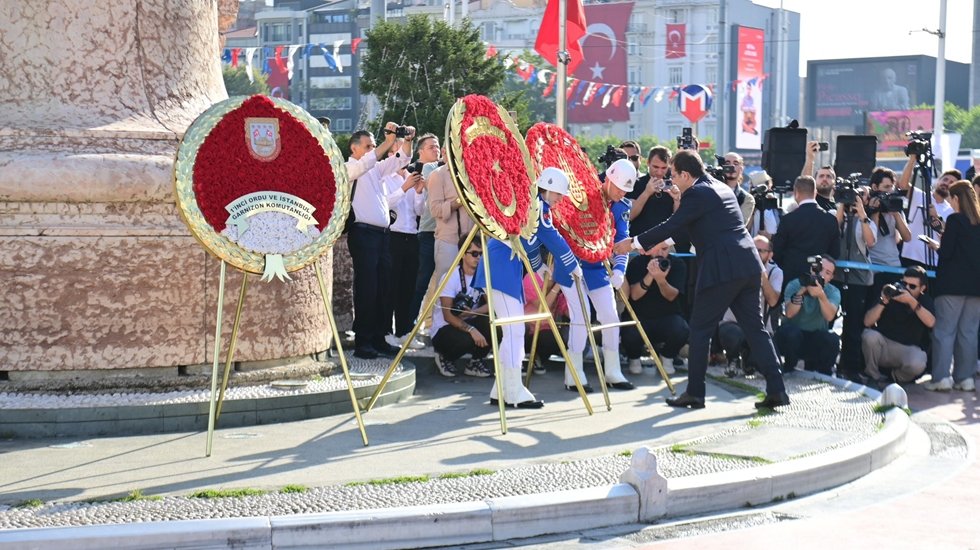 İmamoğlu Taksim Cumhuriyet Anıtı'na &ccedil;elenk bıraktı