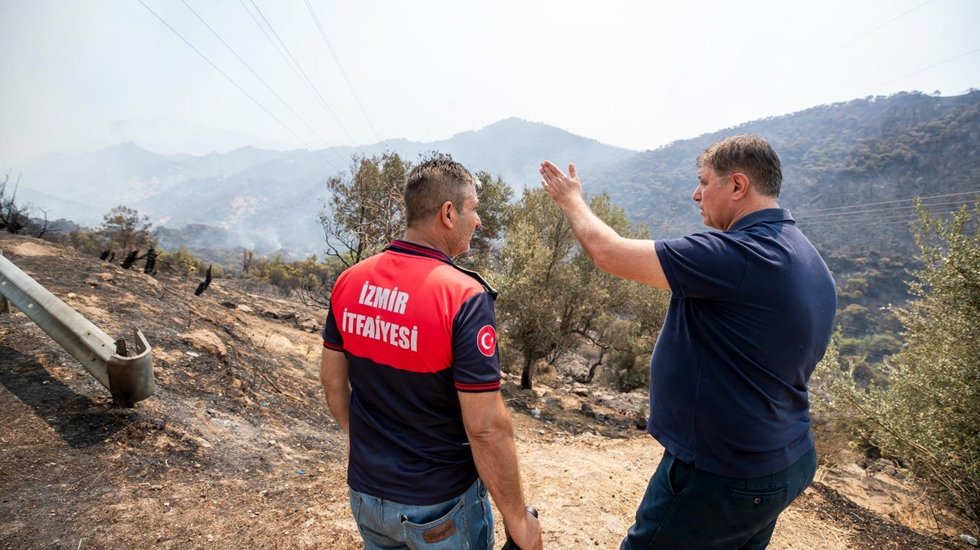 İzmir&rsquo;in Karşıyaka, Menderes, Urla il&ccedil;elerinde ormanlar yanıyor&hellip;