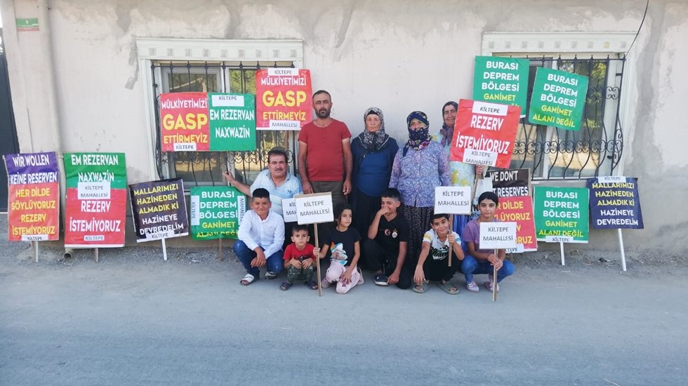 Kapılarına asılan yazıyla evlerinin ellerinden alındığını &ouml;ğrendiler...