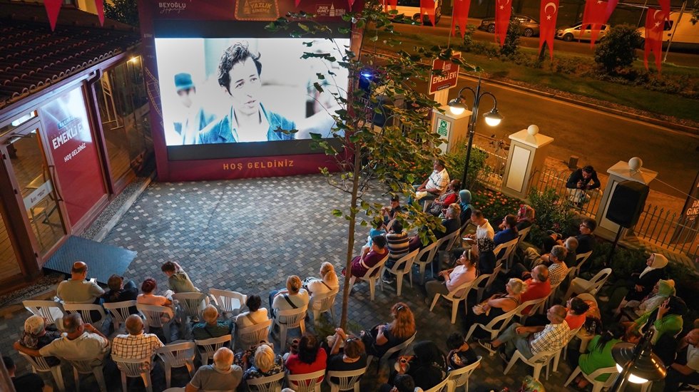 Kasımpaşa Emekli Evi’nin bahçesinde açık hava film gösterimi