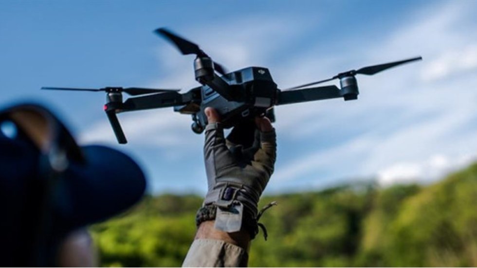 Mısır patlağı yiyerek bir insan evladının kafasına dron &ccedil;akıyorlar...