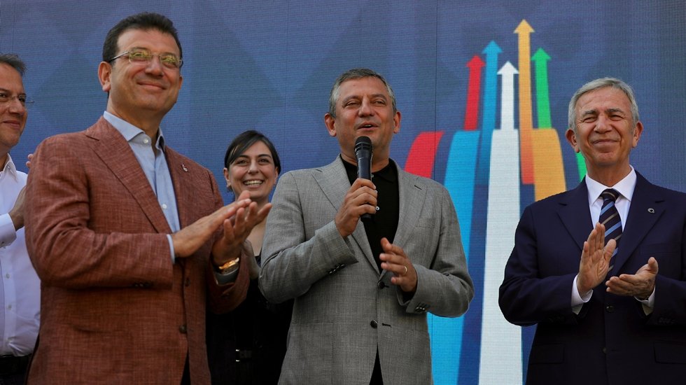 &Ouml;zg&uuml;r &Ouml;zel: "Biz fiyatlardan bir sıfır atacağız ama maaşlardan atmayacağız"