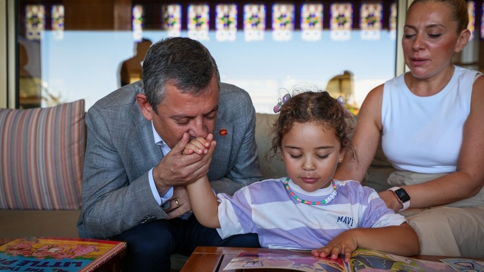 &Ouml;zg&uuml;r &Ouml;zel'den gezi tutuklusu Tayfun Kahraman'ın ailesine ziyaret