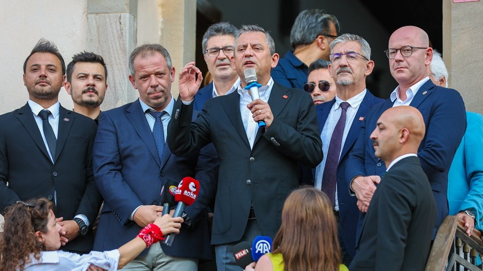 &Ouml;zg&uuml;r &Ouml;zel&rsquo;den TRT'ye: TRT&rsquo;ye daha b&uuml;y&uuml;k bir s&uuml;rprizimiz var...