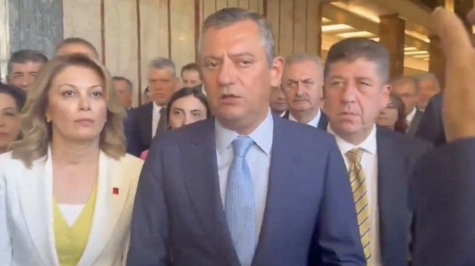 &Ouml;zg&uuml;r &Ouml;zel: "Meclis İdare Amiri'nin milletvekiline yumruk attığı, kadına şiddet uyguladığı bir haldeyiz"