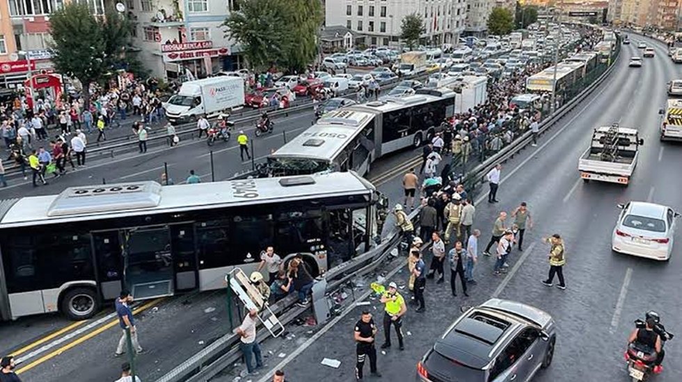Sefaköy'de metrobüs kazası: 1 ölü 38 yaralı
