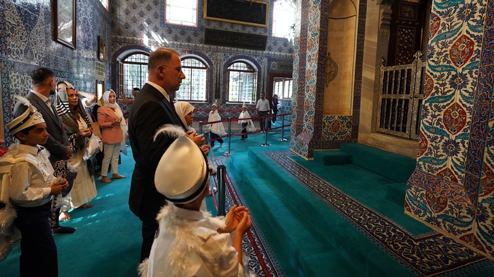 Başkan Çalık sünnet çocuklarını Eyüp Sultan Camii ve Miniatürk’ü gezdirdi