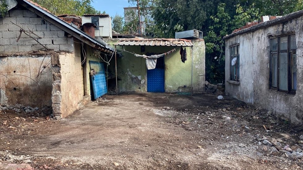 Bu evden 14 kamyon &ccedil;&ouml;p &ccedil;ıktı...