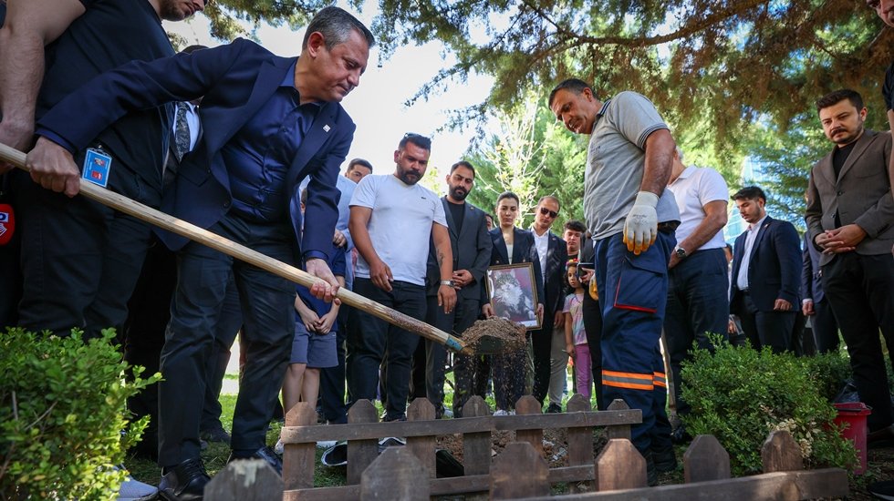 CHP’nin Kedisi Şero genel merkez bahçesine defnedildi