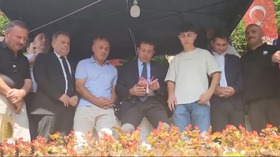 İmamoğlu şehit akrabasının mezarında Kuran okudu