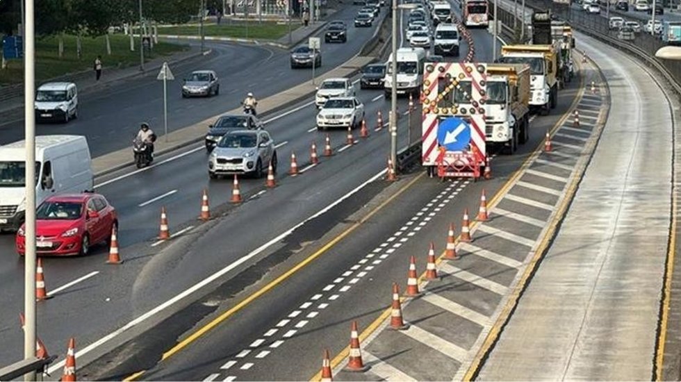Metrobüs hattında süren "Beyaz Yol" çalışmasının 3. etabı tamamlandı...