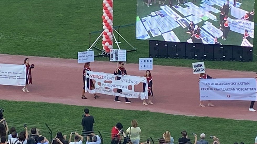 ODT&Uuml;&rsquo;l&uuml;ler mezuniyet t&ouml;reninde yeni rekt&ouml;r yuhalandı!