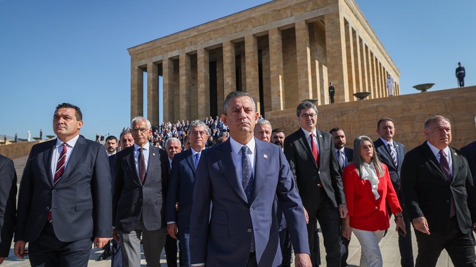 &Ouml;zel'den Erdoğan'a: 'Teğmenler kılıcı kime &ccedil;ekerler biliyor musun?'