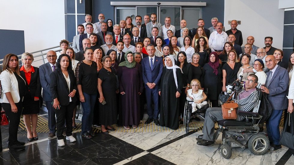 &Ouml;zg&uuml;r &Ouml;zel: "Annenin K&uuml;rt olması, T&uuml;rk olması, Alevi olması, S&uuml;nni olması hi&ccedil;bir şeyi değiştirmez&rdquo;
