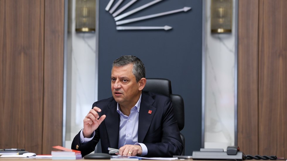 &Ouml;zg&uuml;r &Ouml;zel: "Ben Dilruba adına s&ouml;ylediği s&ouml;zlerden alınmış kim varsa &ouml;z&uuml;r dilerim. Erdoğan da &ouml;z&uuml;r dilesin''