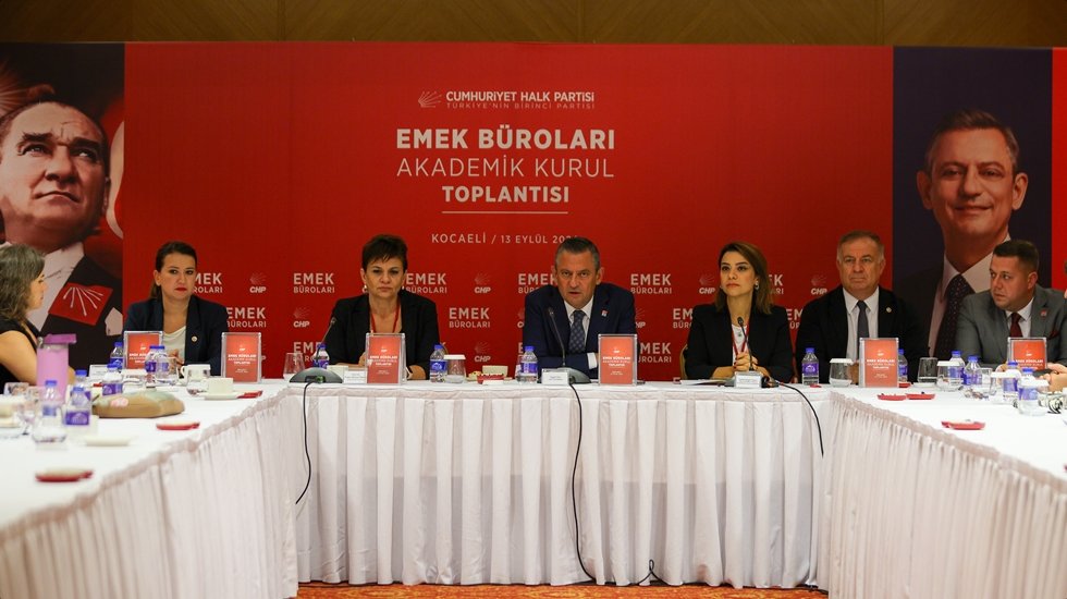 &Ouml;zg&uuml;r &Ouml;zel'den ge&ccedil; gelen a&ccedil;ıklama: 'Partiyi nasıl y&ouml;neteceğimiz konusunda mutabakata vardık'