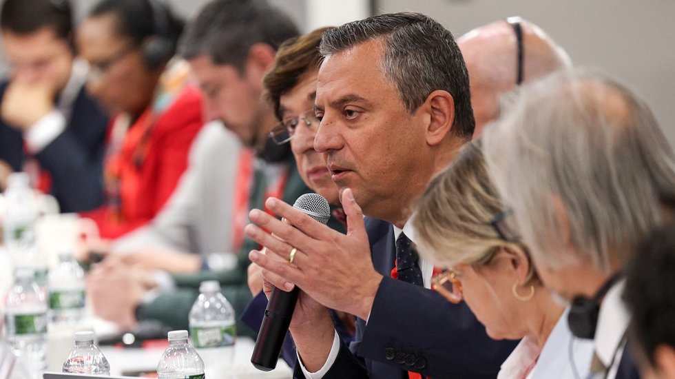 Rum temsilci 'işgal' dedi, &Ouml;zg&uuml;r &Ouml;zel salonu terk etti