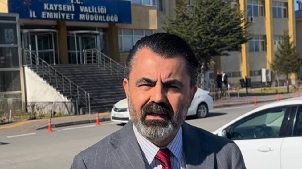 &nbsp;Saldırıya uğrayan CHP&rsquo;li Ayan, saldırganın MHP'li vekille fotoğraflarını paylaştı...