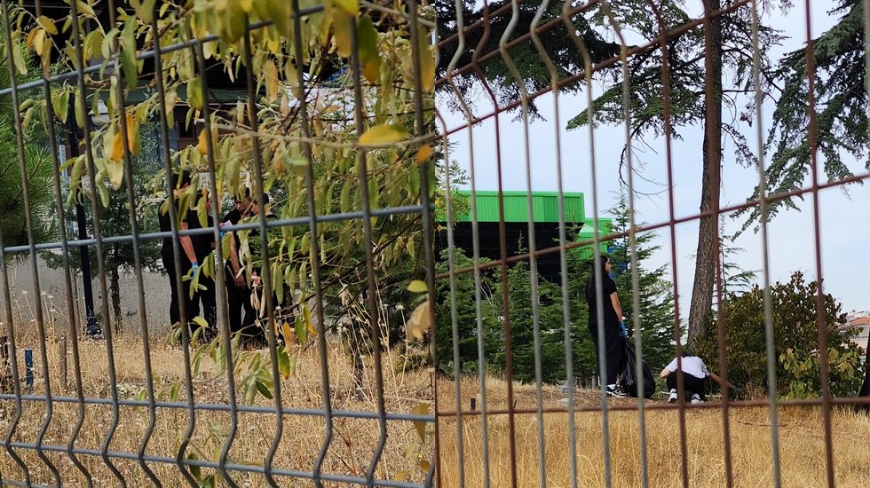 Veliye okul temizletip, &ouml;ğrenciye ders saatinde &ccedil;&ouml;p toplatıyorlar!