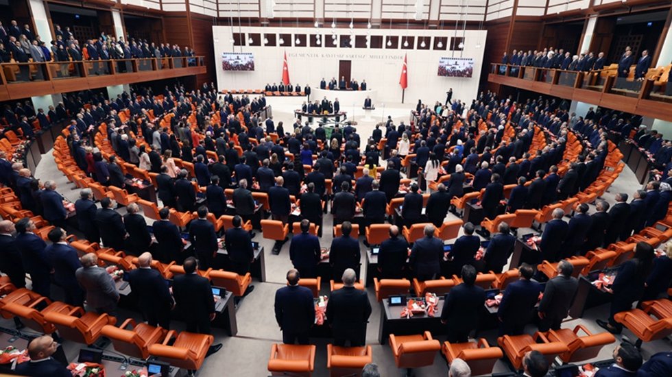 Erdoğan'ın ayakta karşılanması CHP MYK'nın g&uuml;ndemine girdi...