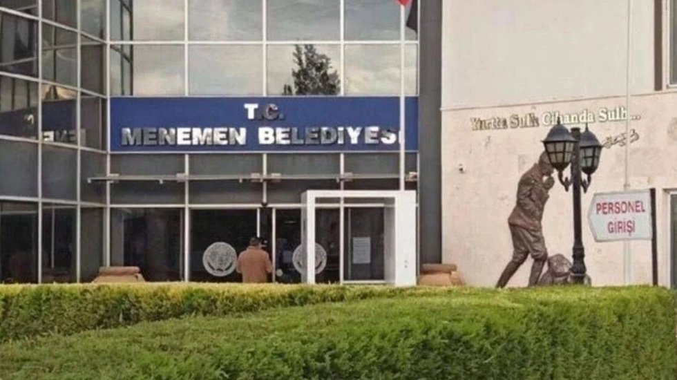 AKP&rsquo;li Menemen Belediyesi 15&rsquo;i cami ve 12 okul arazisini devrediyor