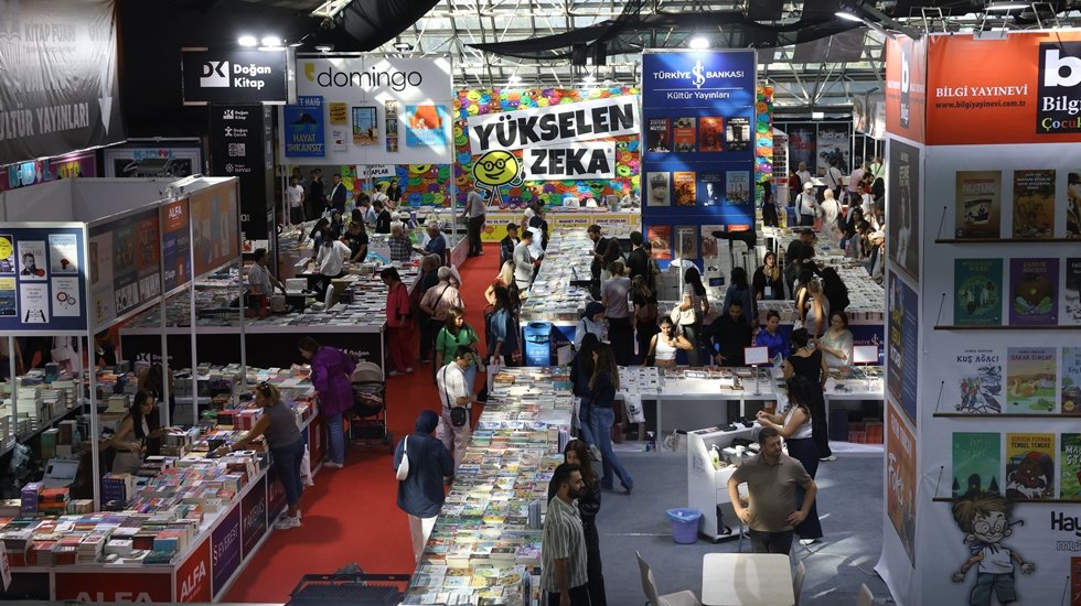Antalya Kitap Fuarı’nailk günden yoğun ilgi 