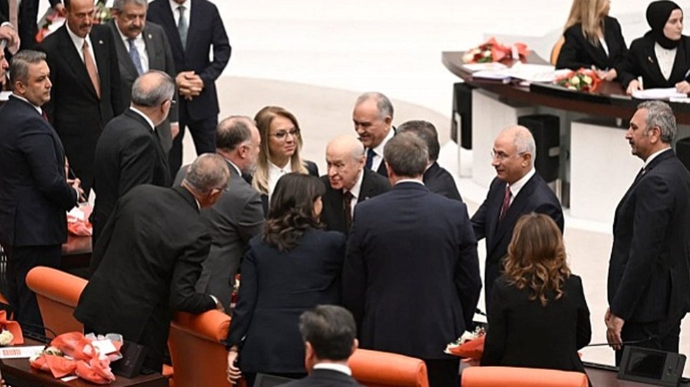 Bah&ccedil;eli'den DEM Partililerle tokalaşma a&ccedil;ıklaması