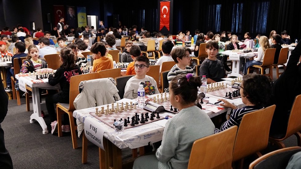 Beylikdüzü’nde düzenlenen '29 Ekim ve Ata’ya Saygı Satranç Turnuvası’na yoğun ilgi