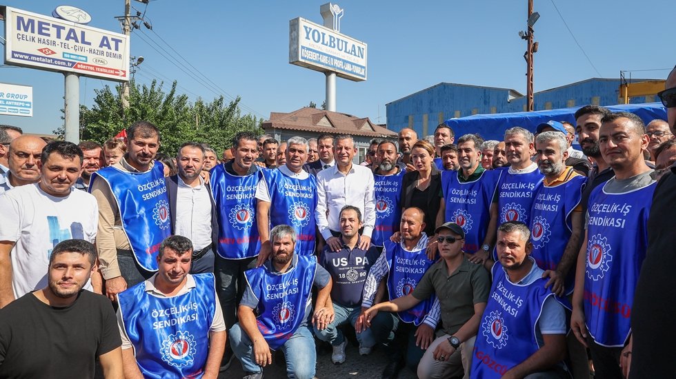 CHP Genel Başkanı &Ouml;zel'den Hatay&rsquo;da grevdeki iş&ccedil;ilere ziyaret...