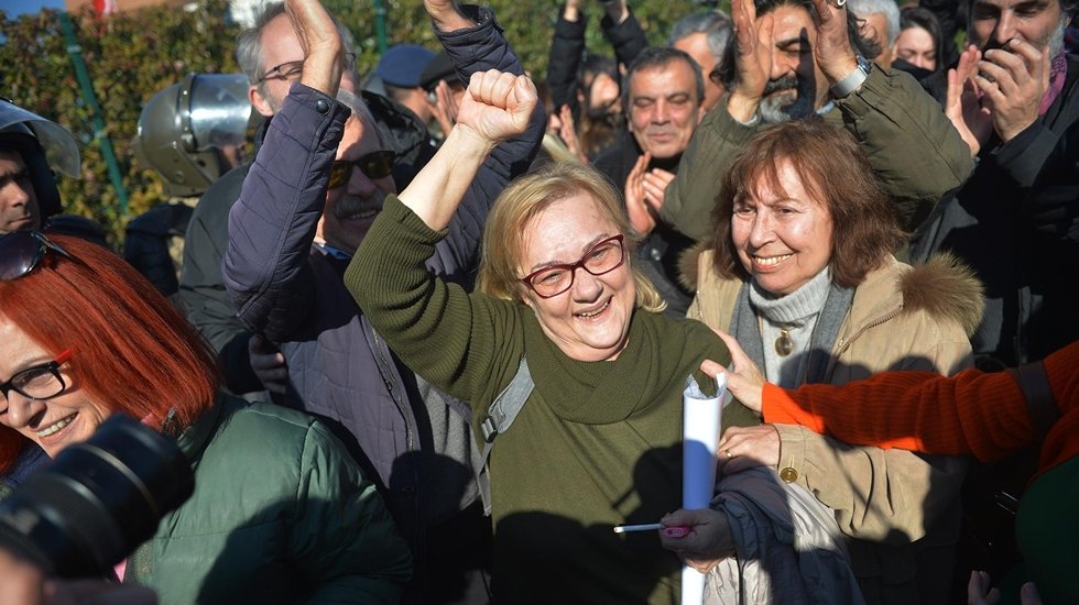 &Ccedil;ıplak arama yapan iki kadın polise "g&ouml;revi k&ouml;t&uuml;ye kullanma" su&ccedil;undan 5'er ay hapis...