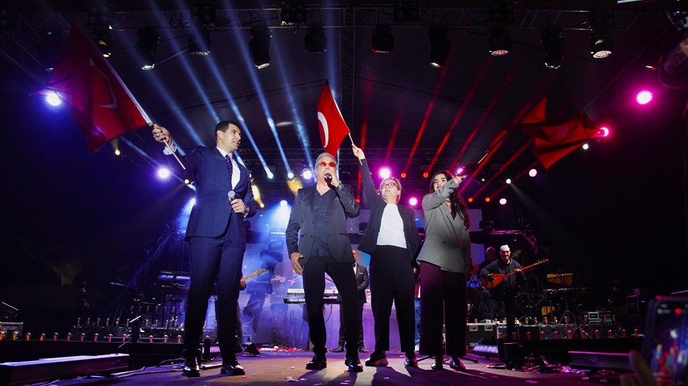 Cumhuriyet’in 101. Yılında Avcılar sahil gelincik tarlasına döndü