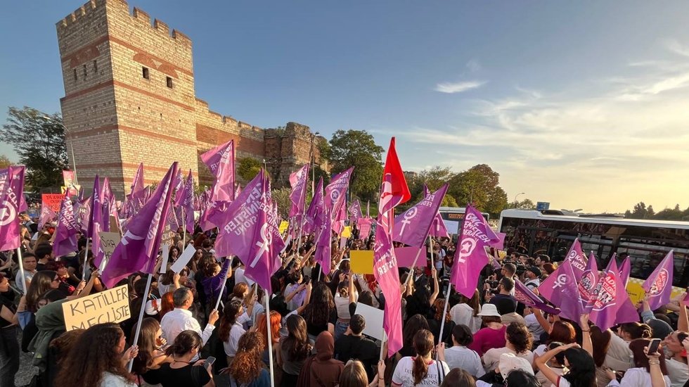 Kadınlardan İkbal Uzuner ve Ayşeg&uuml;l Halil i&ccedil;in Fatih'teki surların &ouml;n&uuml;nde eylem...