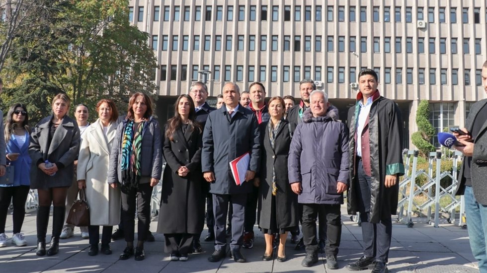 MEB &ouml;n&uuml;nde oturma eylemi ve Bakan hakkında su&ccedil; duyurusu