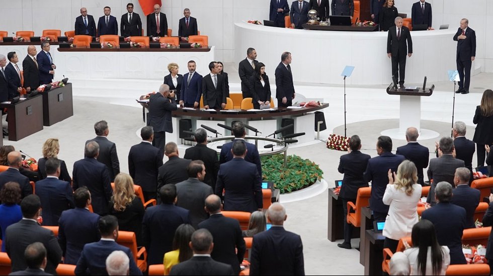 &Ouml;zg&uuml;r &Ouml;zel'den 'ayağa kalkma' eleştirilerine ilk yanıt&hellip;