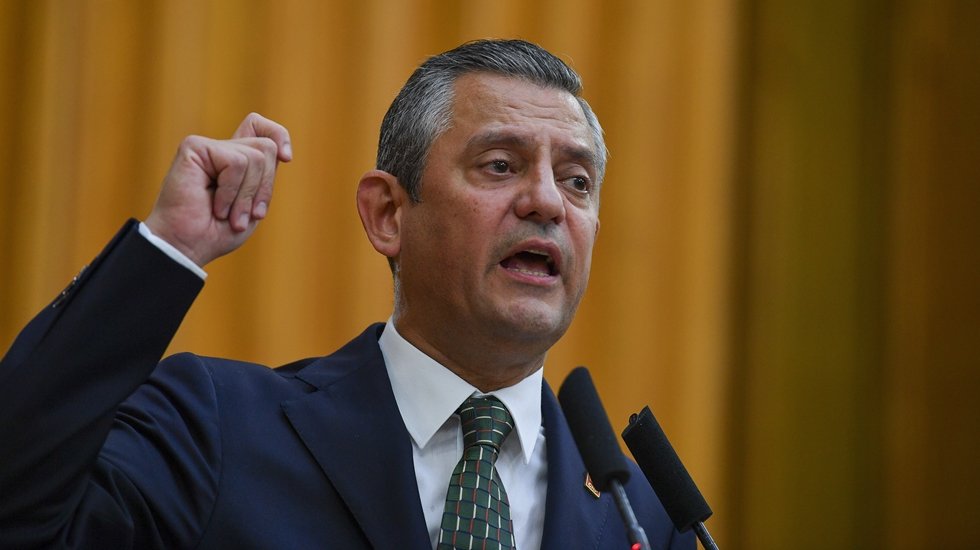 &Ouml;zg&uuml;r &Ouml;zel&rsquo;den Erdoğan'ı protesto eden 9 kişinin tutuklanmasına tepki&hellip;