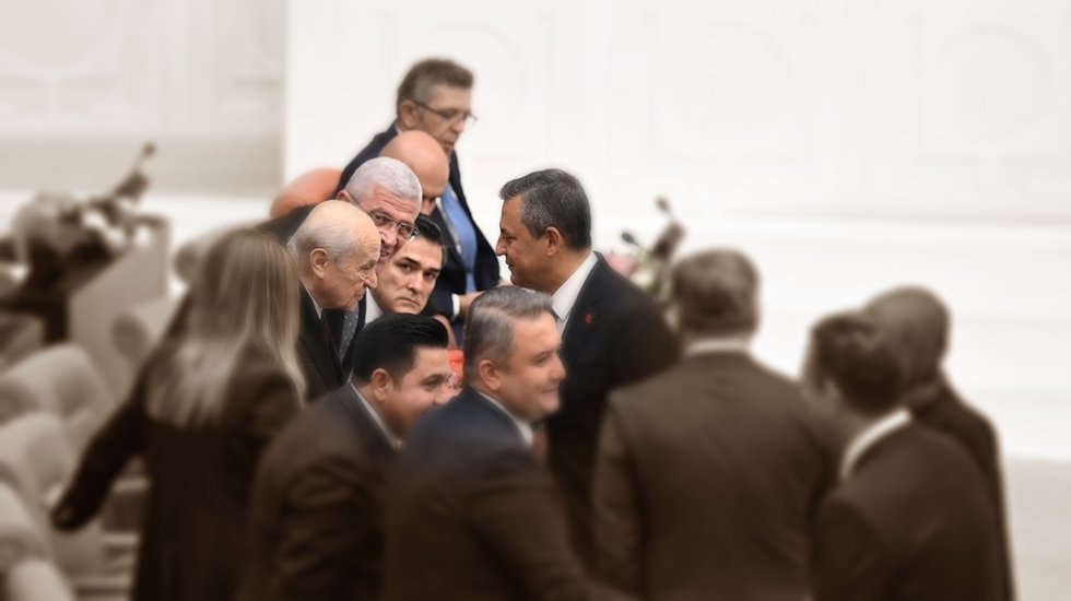 T&uuml;rkiye g&uuml;ndemi: Gazetecilerin tehdit edildiği g&uuml;n Meclis 'normalleşti'