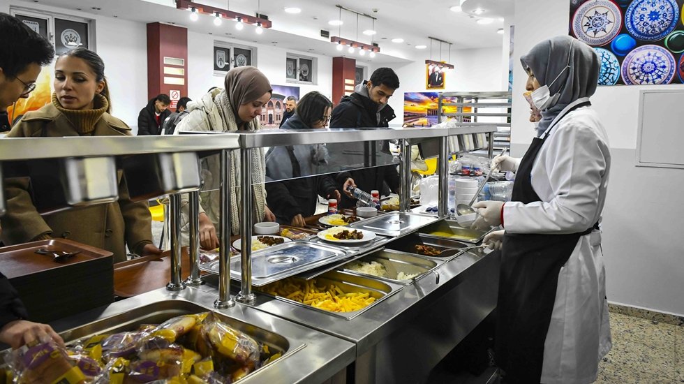 T&uuml;m &ouml;ğrencilere en az bir &ouml;ğ&uuml;n &uuml;cretsiz yemek sağlanmalı...