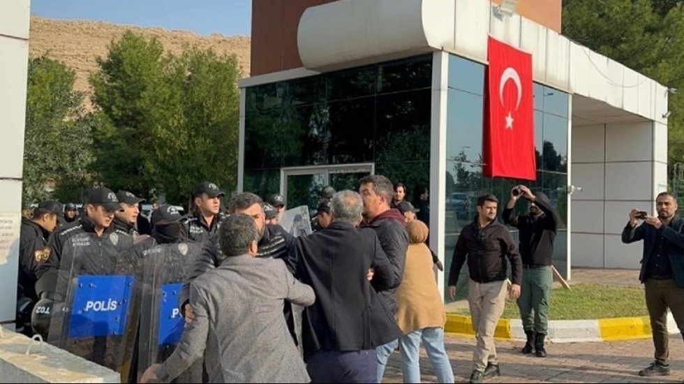 Ahmet T&uuml;rk belediyeye girmeye &ccedil;alıştı, polis m&uuml;dahale etti