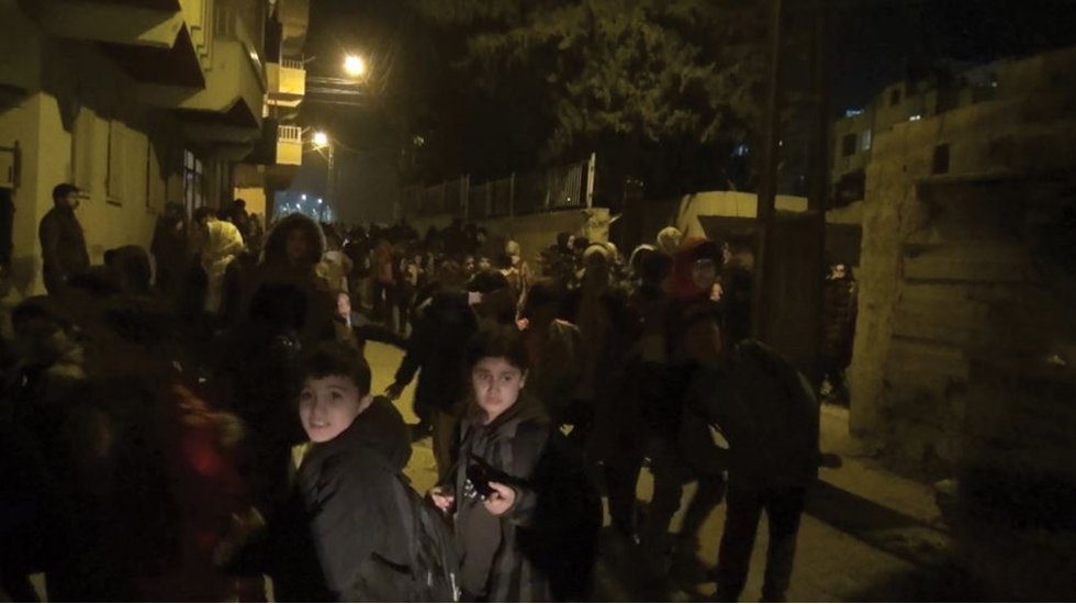 Anne babalar, &ccedil;ocuklarını fener yada cep telefonunun ışığıyla arıyor