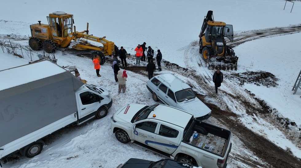 Antalya Büyükşehir Belediyesi karda mahsur kalan 3 aileyi kurtardı