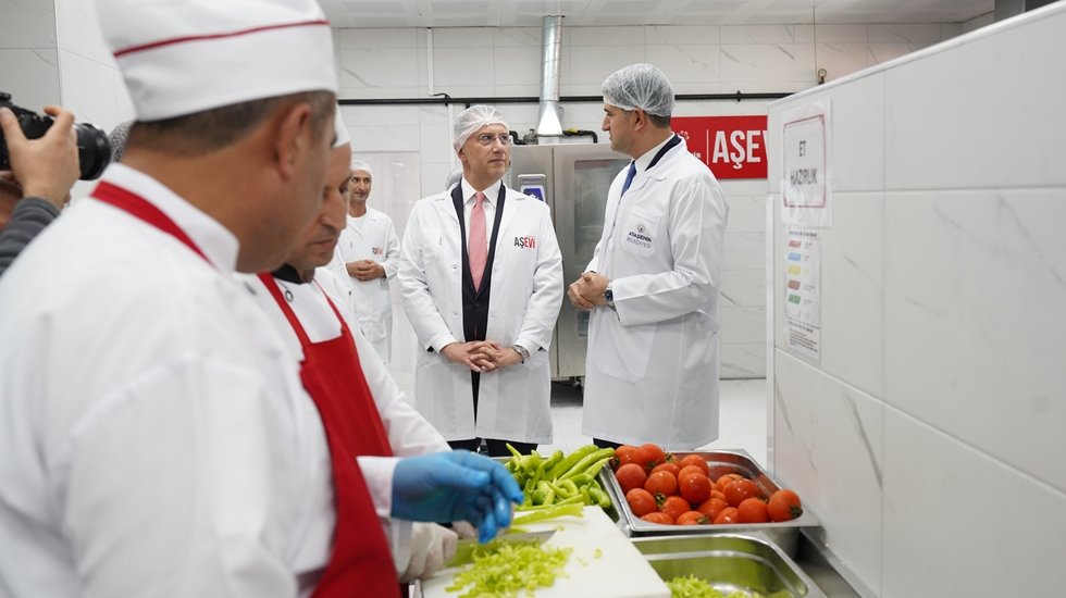 Ataşehir Belediyesi; sıcak yemek yardımını ve beslenme paketlerinin içeriğini tanıttı