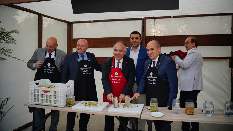 Ayvalık'ta zeytinyağının ilk hasat yapıldı