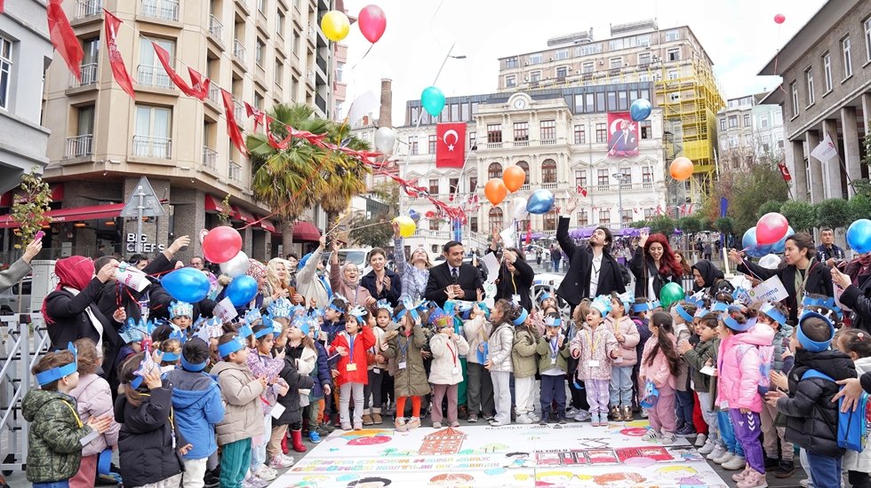 Beyoğlu’ndan çocuk haklarının yazılı olduğu balonlar gökyüzüne bırakıldı