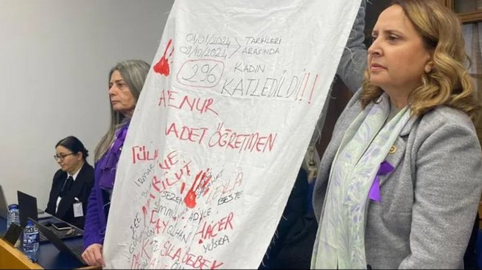 B&uuml;t&ccedil;e g&ouml;r&uuml;şmelerinde protesto: 'Bu pankart değil, kefen'